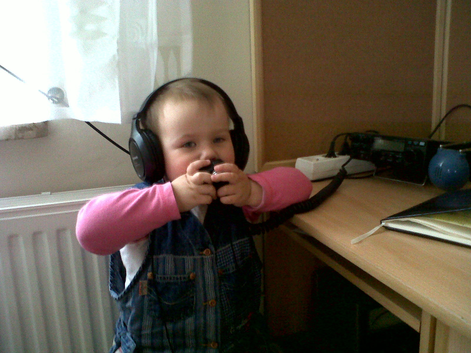 My daughter Weronika with my Alinco DX70 :)